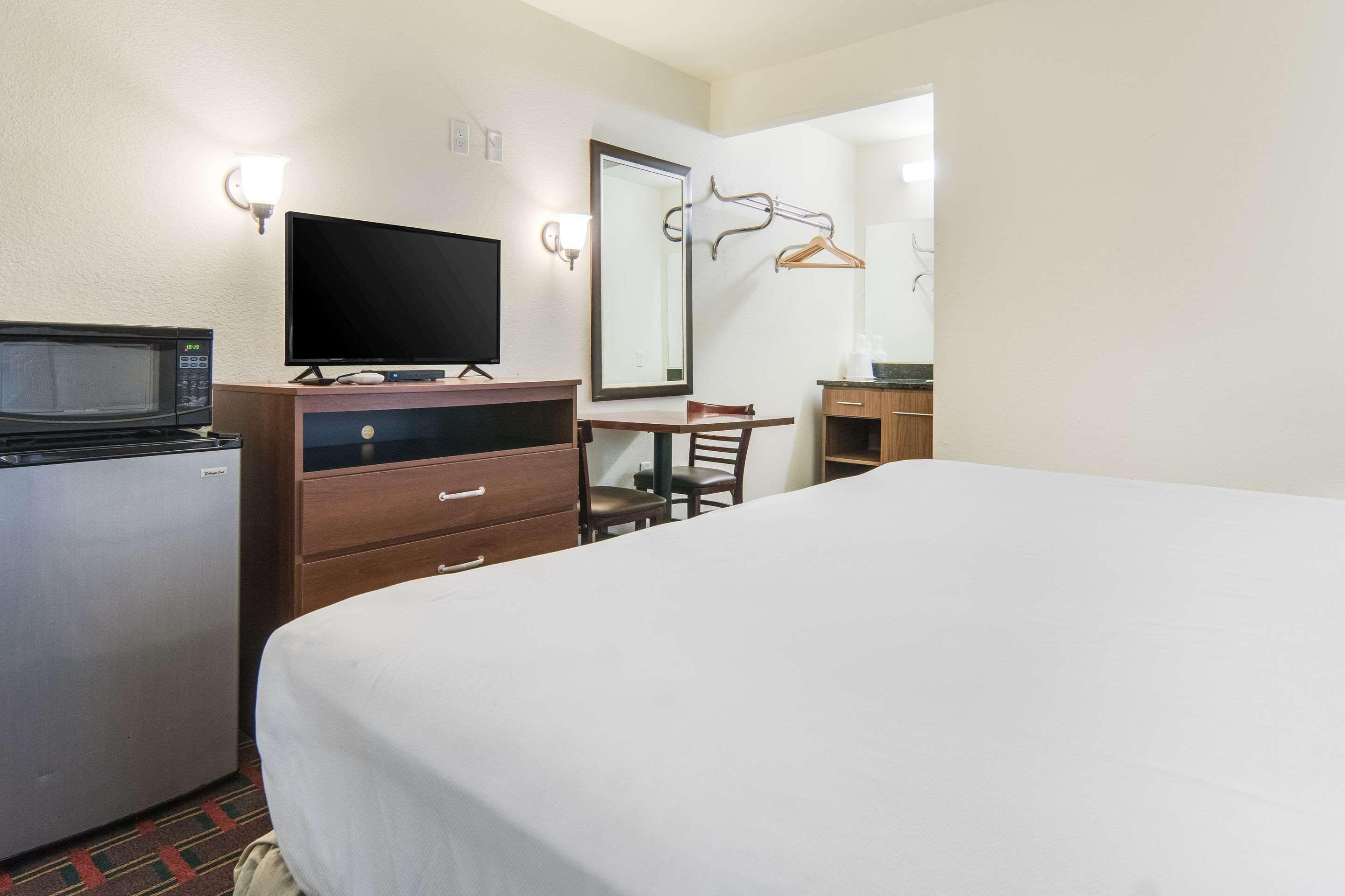 Rodeway Inn 韦瑟福德 外观 照片