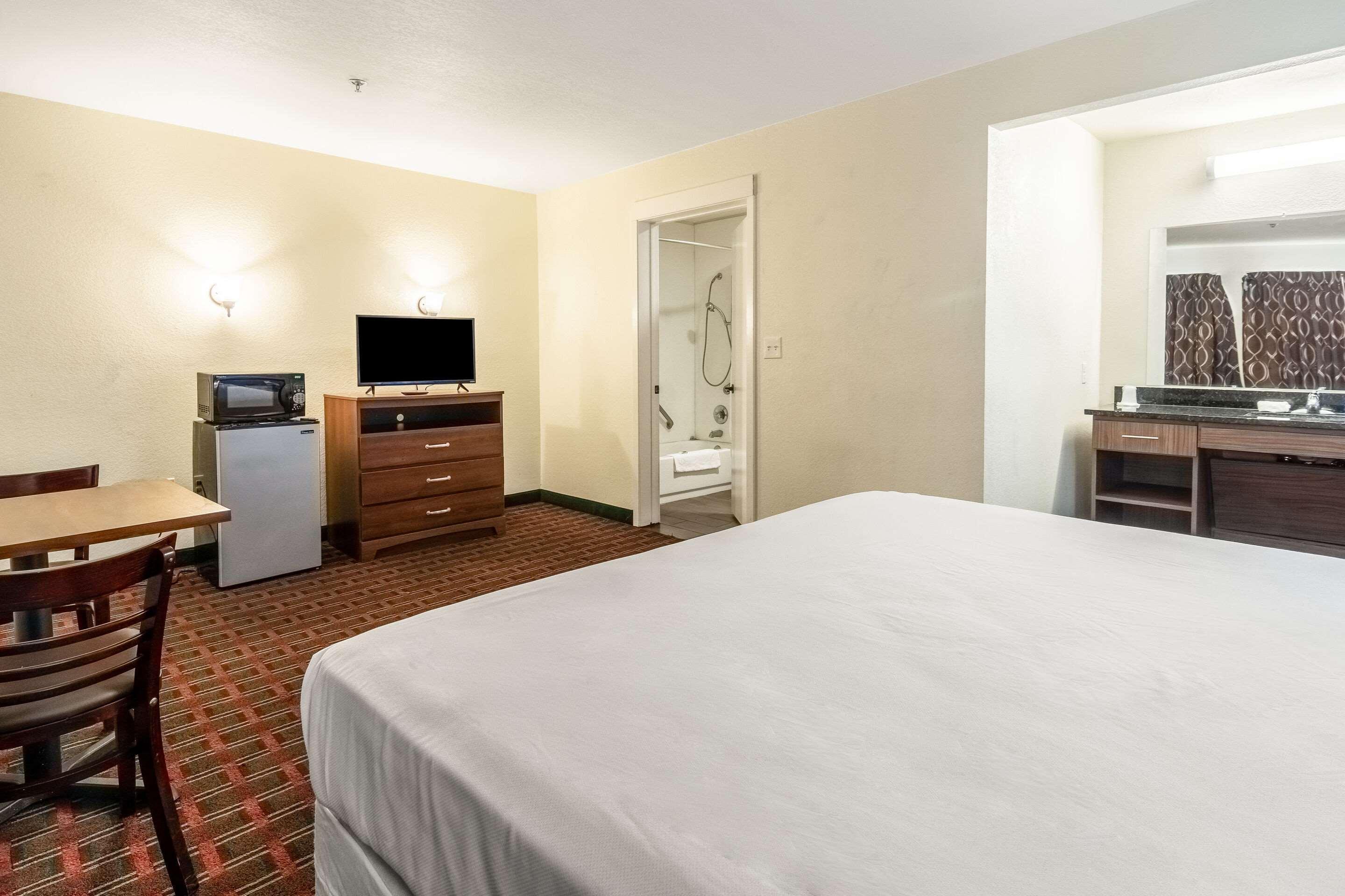 Rodeway Inn 韦瑟福德 外观 照片