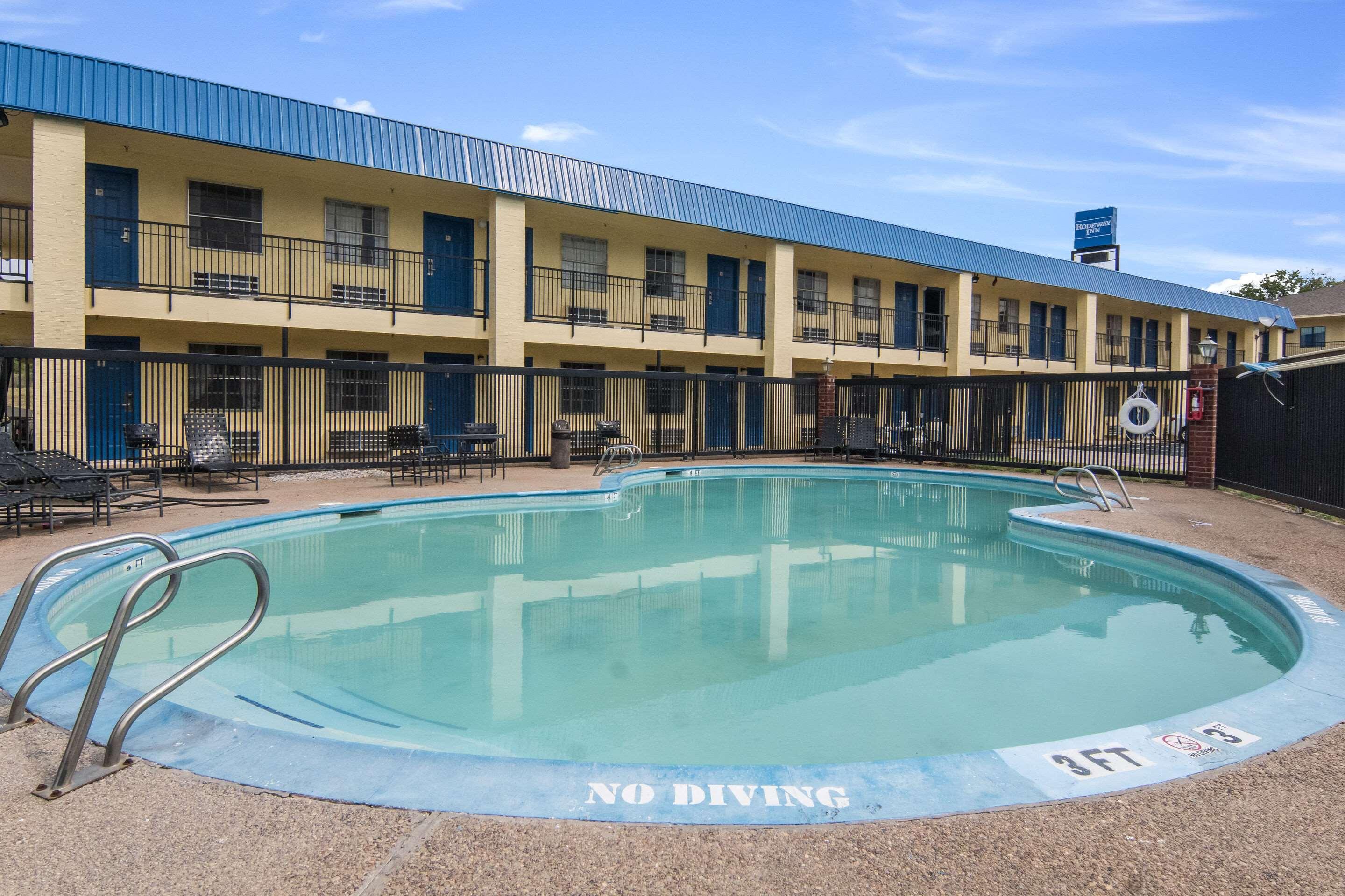 Rodeway Inn 韦瑟福德 外观 照片
