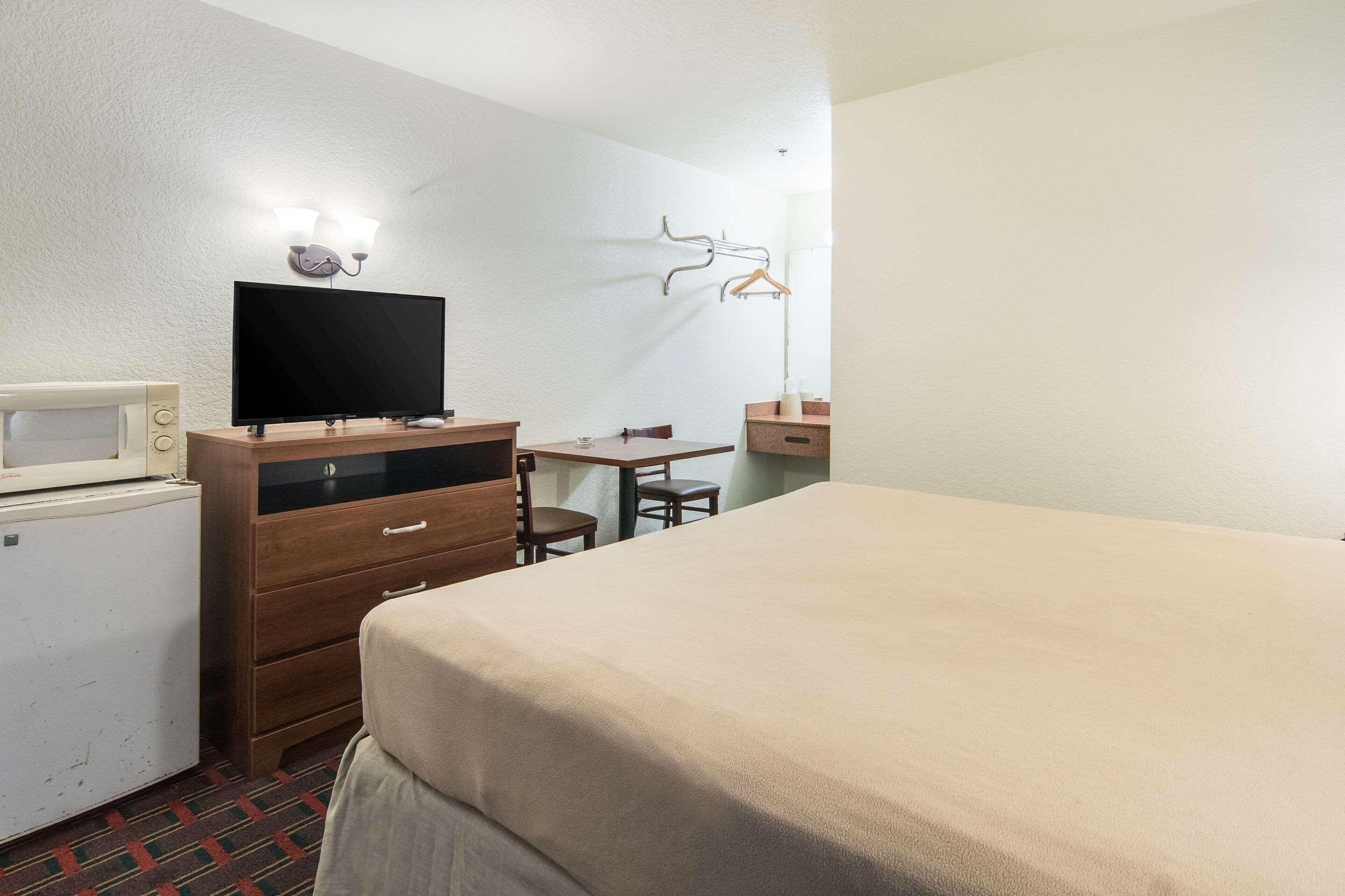 Rodeway Inn 韦瑟福德 外观 照片